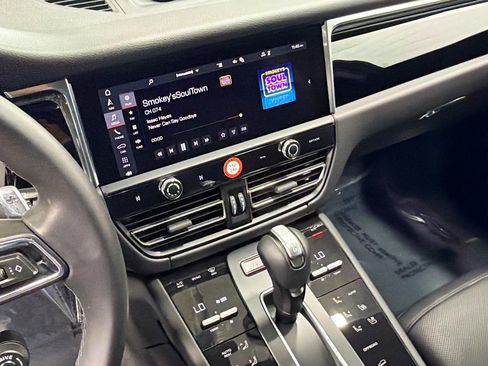 Certified 2026 Porsche Macan AWD/4WD image 27