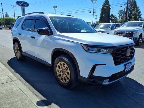 Used 2024 Honda Pilot TrailSport image 3