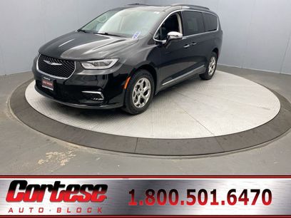 Used 2022 Chrysler Pacifica Limited w/ Uconnect Theater Family Group