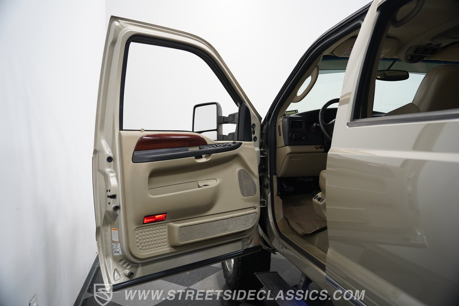 Used 2005 Ford Excursion Limited AWD/4WD image 35