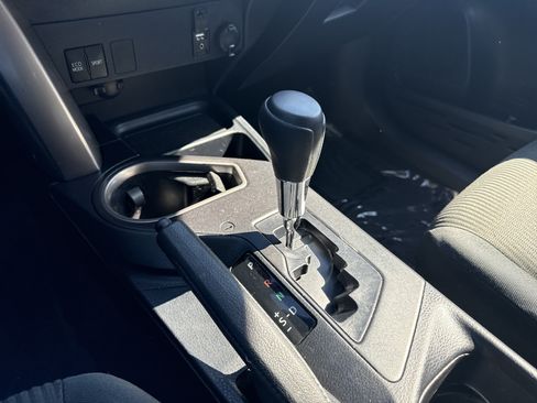 Used 2018 Toyota RAV4 LE FWD image 17