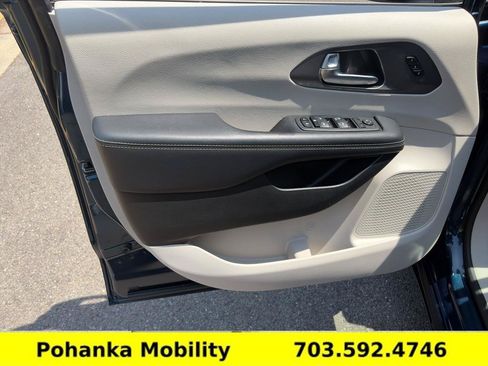 Used 2023 Chrysler Pacifica Touring-L FWD image 21