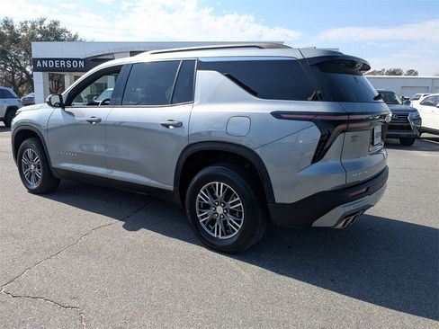 Used 2025 Chevrolet Traverse LT image 6