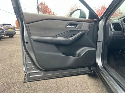 Used 2021 Nissan Rogue SV image 16