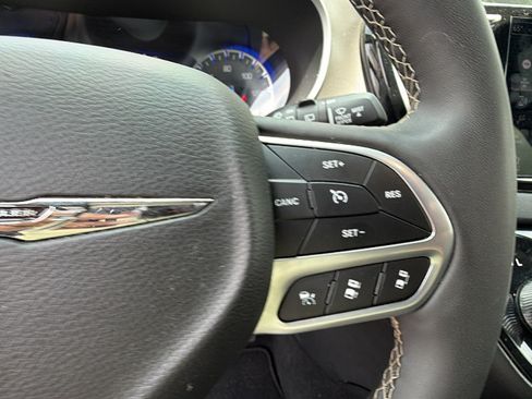 Used 2025 Chrysler Pacifica Select FWD image 27