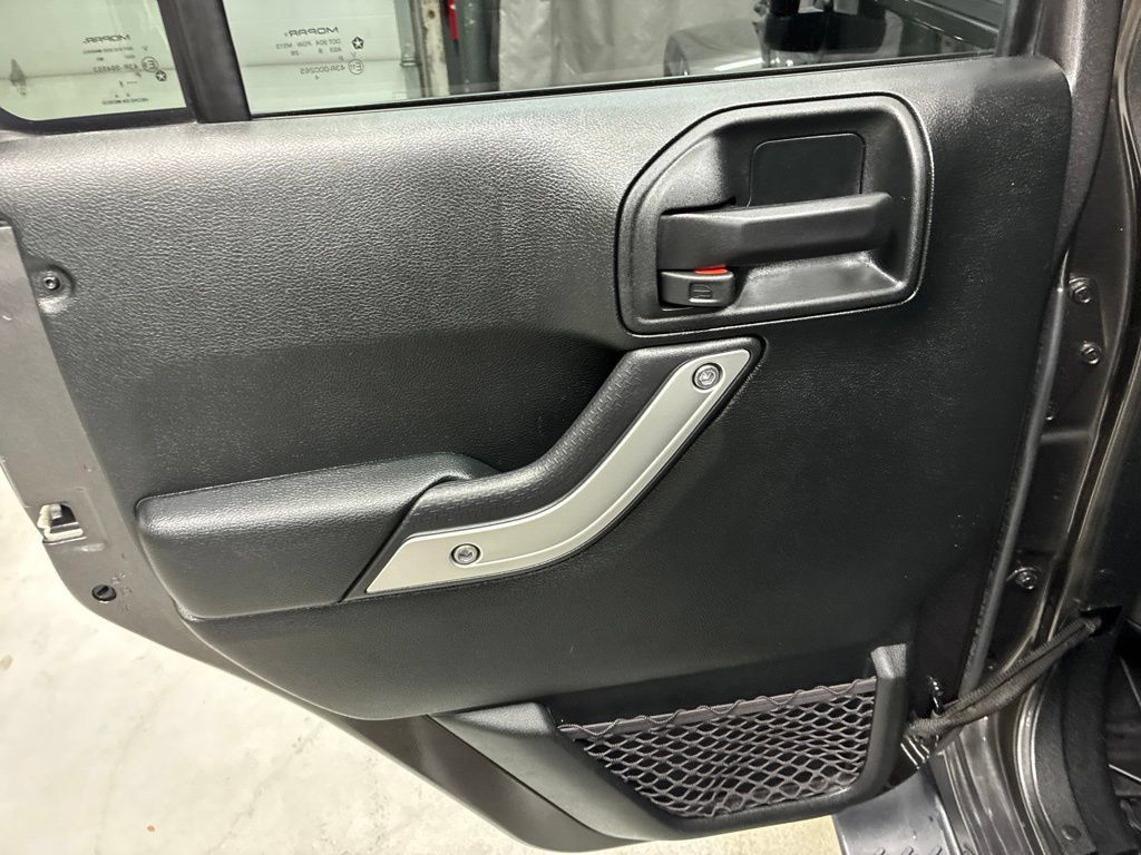 Used 2018 Jeep Wrangler Unlimited Sahara w/ Connectivity Group AWD/4WD image 23