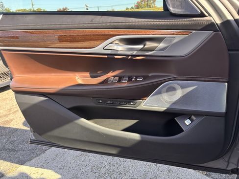 Used 2022 BMW 750i xDrive w/ Executive Package image 13