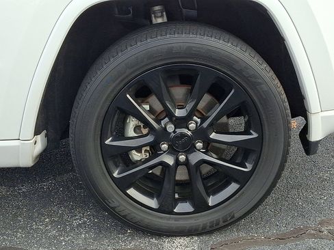 Used 2021 Jeep Grand Cherokee Laredo X image 8