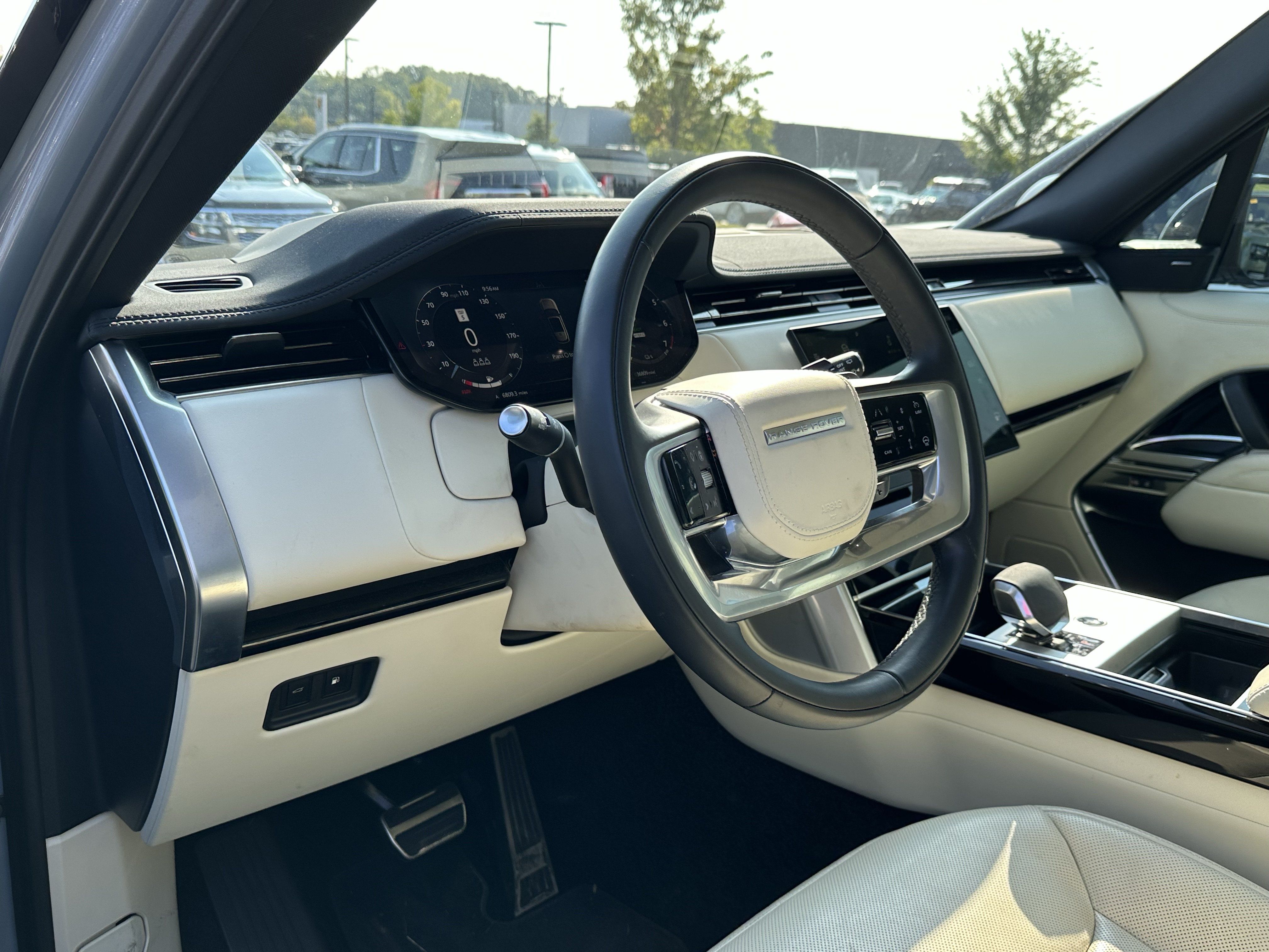 Certified 2025 Land Rover Range Rover SE AWD/4WD image 19