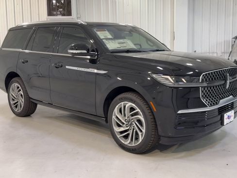 New 2025 Lincoln Navigator L Reserve AWD/4WD image 3