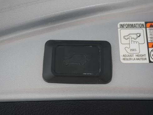 Used 2018 Toyota RAV4 XLE FWD image 26