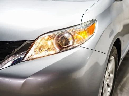 Used 2012 Toyota Sienna LE w/ Towing Pkg image 4