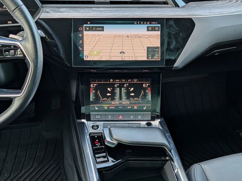 Used 2021 Audi e-tron Premium w/ Towing Package image 38