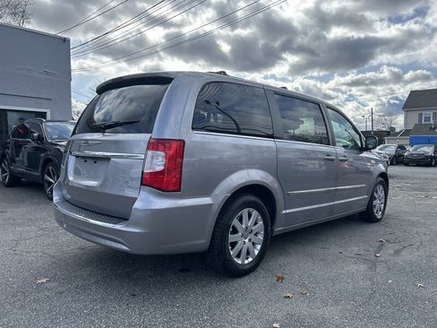 Used 2014 Chrysler Town & Country Touring image 4
