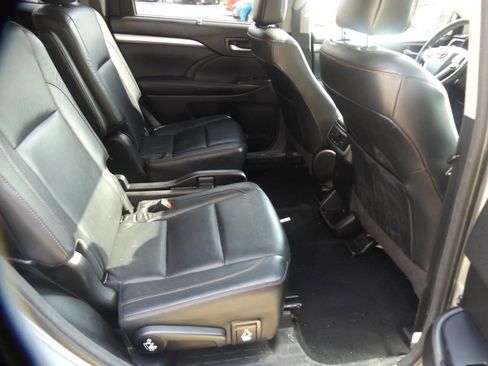 Used 2018 Toyota Highlander XLE image 16