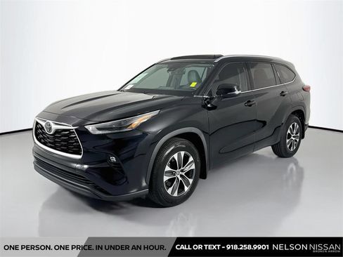Used 2021 Toyota Highlander XLE FWD image 1