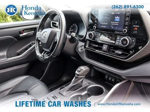 Used 2021 Toyota Highlander XLE AWD/4WD image 26
