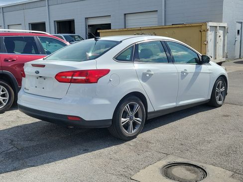 Used 2018 Ford Focus SE w/ SE Appearance Package FWD image 6
