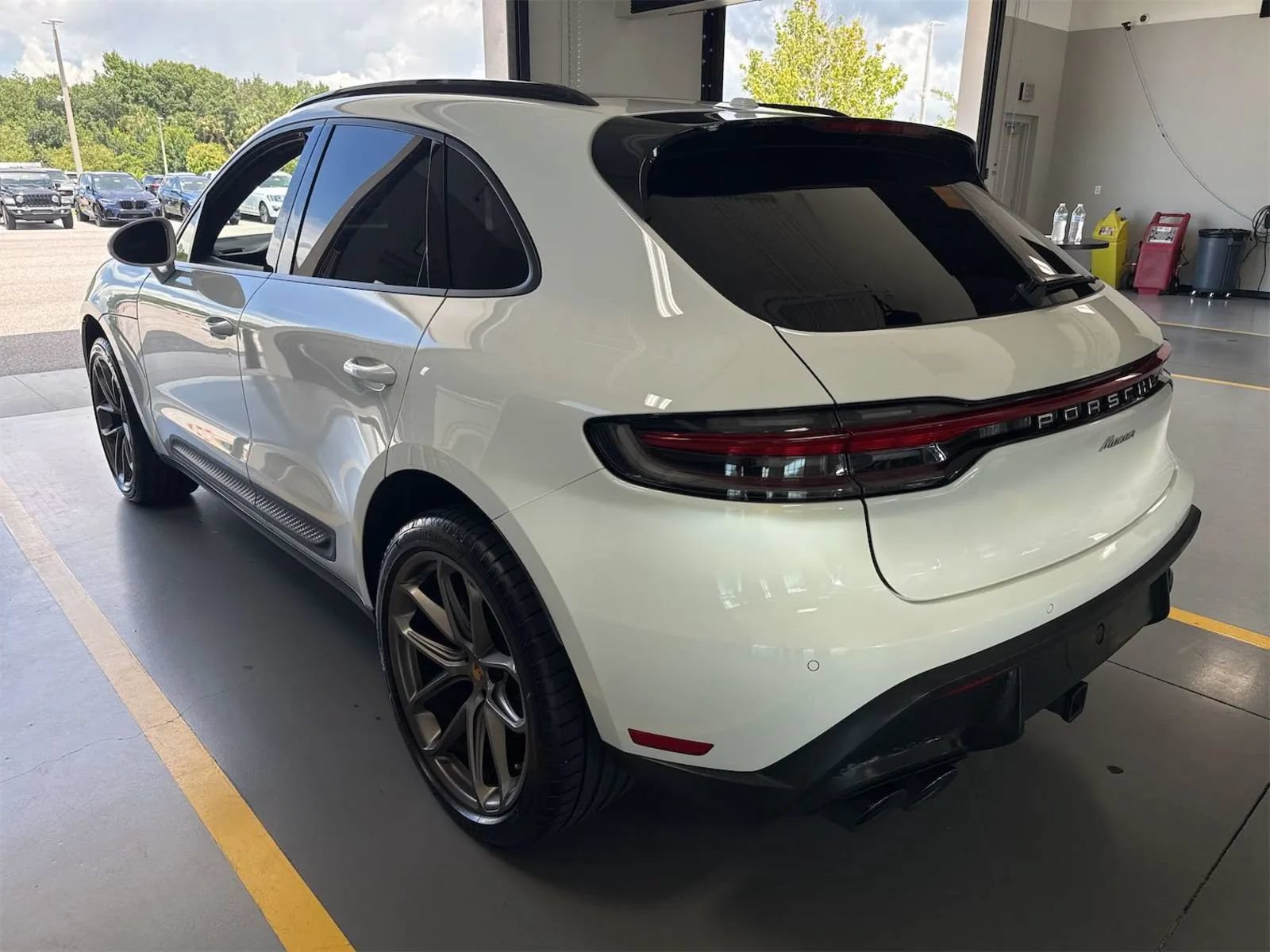 Used 2022 Porsche Macan AWD/4WD image 5