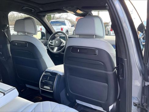 Used 2025 BMW X7 xDrive40i w/ Executive Package image 40