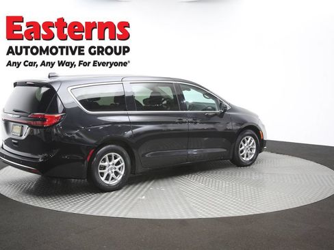 Used 2023 Chrysler Pacifica Touring-L FWD image 43