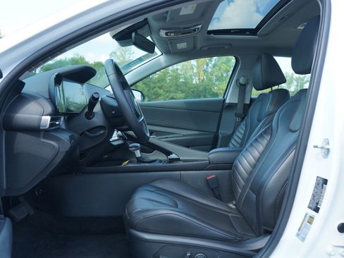 Used 2025 Hyundai Elantra Limited FWD image 19