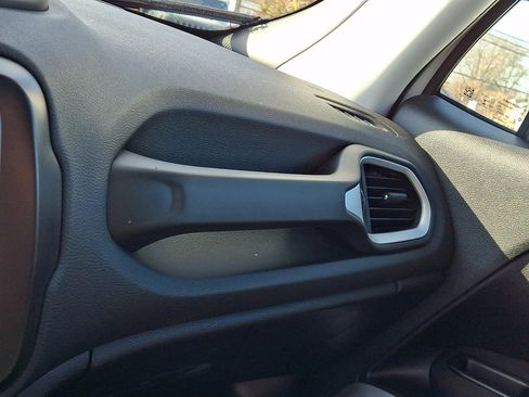 Used 2021 Jeep Renegade Latitude image 32