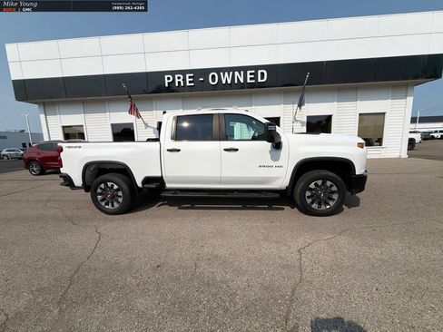 Used 2021 Chevrolet Silverado 2500 Custom w/ Custom Value Package AWD/4WD image 4