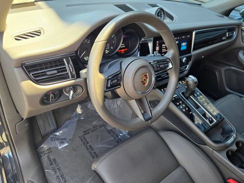 Certified 2025 Porsche Macan AWD/4WD image 4