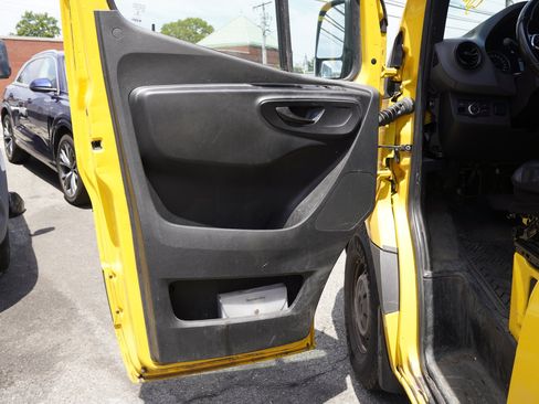 Used 2021 Mercedes-Benz Sprinter 2500 image 17