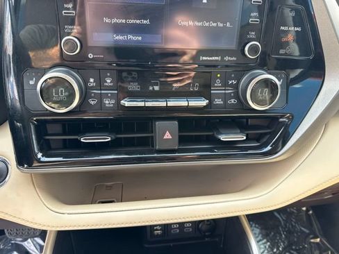 Used 2022 Toyota Highlander XLE FWD image 12