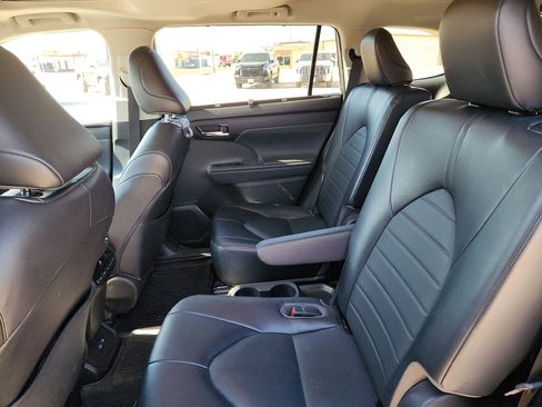 Used 2022 Toyota Highlander XLE image 9