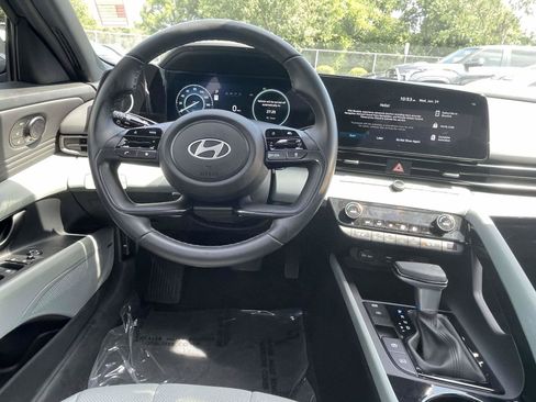 Used 2025 Hyundai Elantra Limited FWD image 13