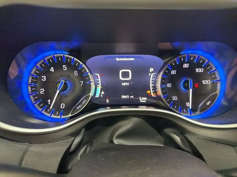 Used 2024 Chrysler Pacifica Touring-L image 11