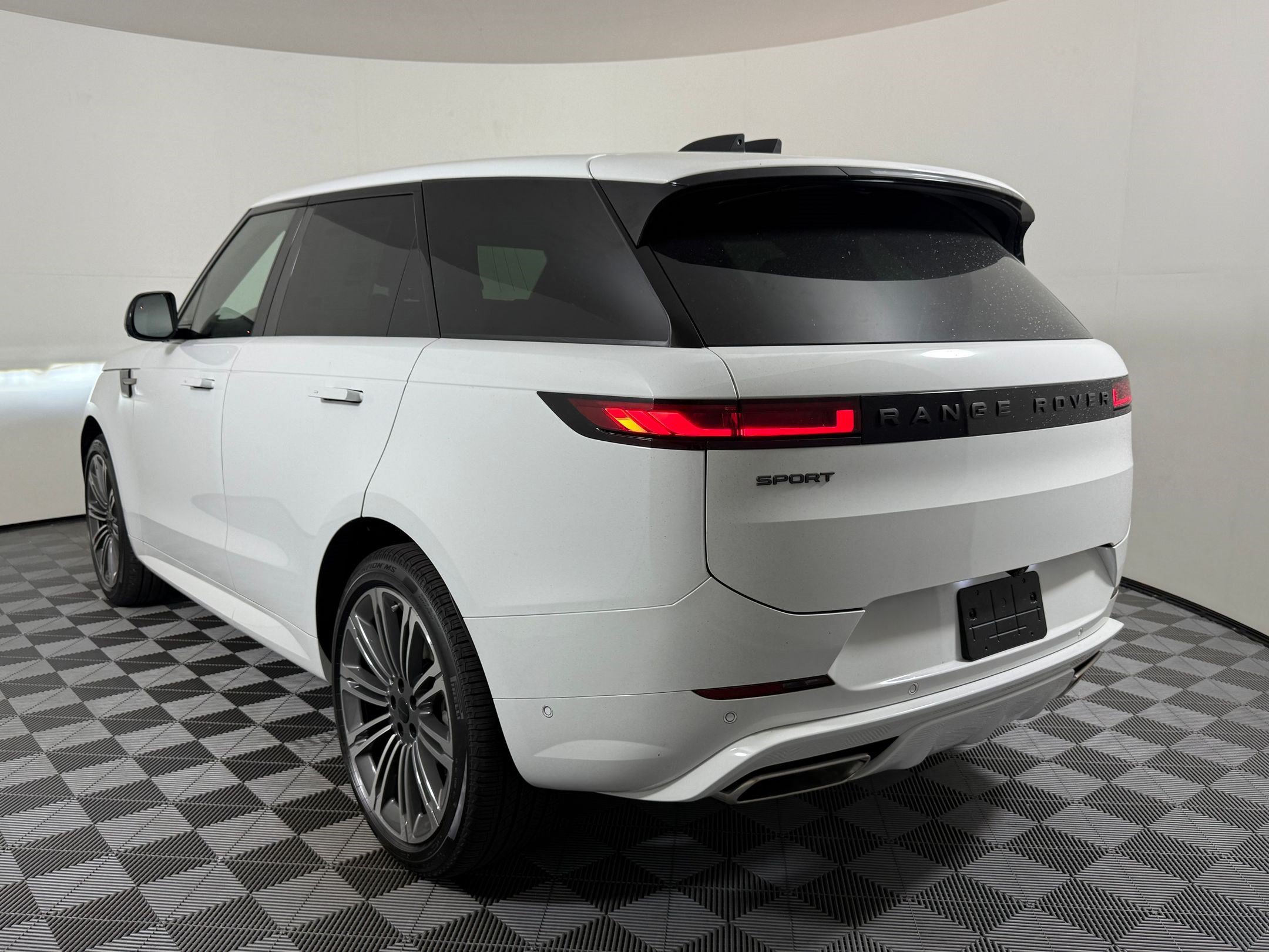 New 2026 Land Rover Range Rover Sport Dynamic SE AWD/4WD image 3