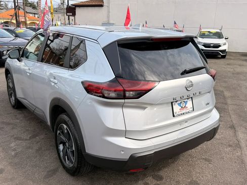 Used 2024 Nissan Rogue SV image 5