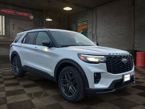 New 2026 Ford Explorer ST-Line w/ ST-Line Street Pack image 2