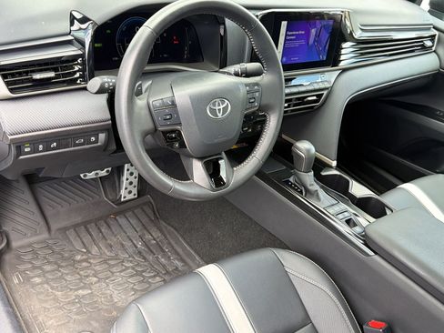 Used 2025 Toyota Camry SE w/ Convenience Package FWD image 4