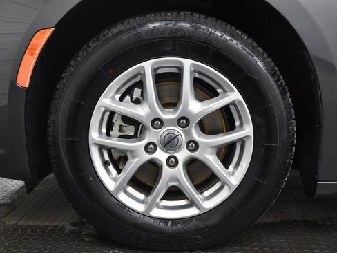 Used 2023 Chrysler Pacifica Touring-L image 8