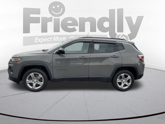 Used 2023 Jeep Compass Latitude w/ Convenience Group AWD/4WD image 2