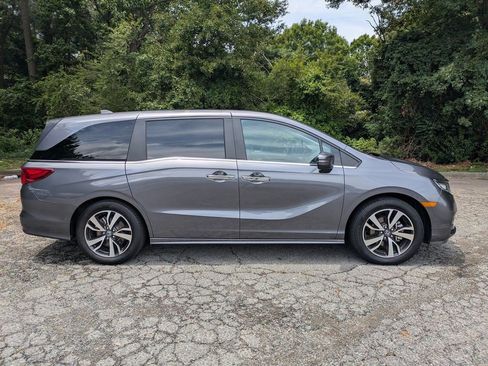 Used 2024 Honda Odyssey Touring image 3