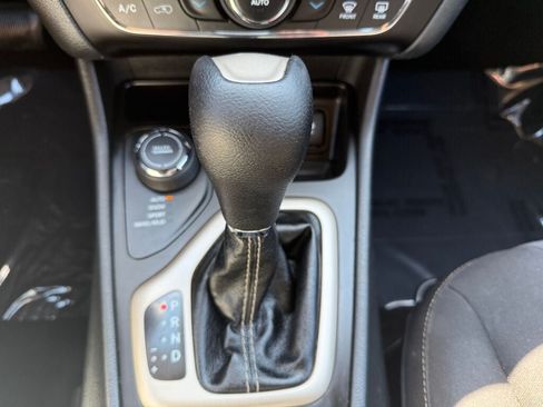 Used 2016 Jeep Cherokee Latitude w/ Comfort/Convenience Group AWD/4WD image 19