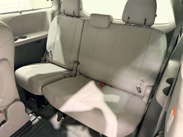 Used 2017 Toyota Sienna XLE w/ XLE Navigation Package FWD image 33