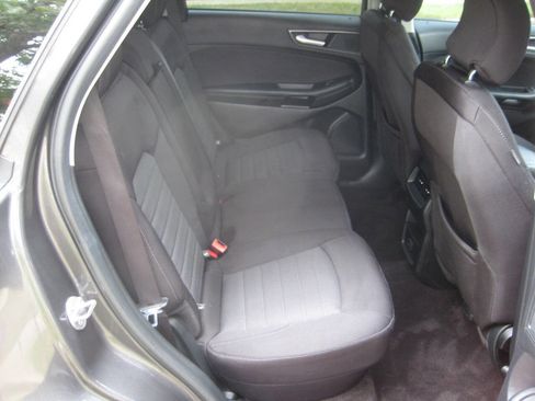 Used 2019 Ford Edge SE image 18