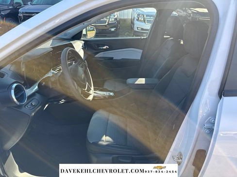 Used 2025 Chevrolet Trax LT FWD image 14