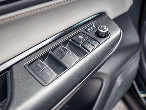 Used 2021 Toyota Venza LE image 10