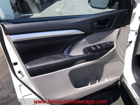 Used 2016 Toyota Highlander Plus AWD/4WD image 9