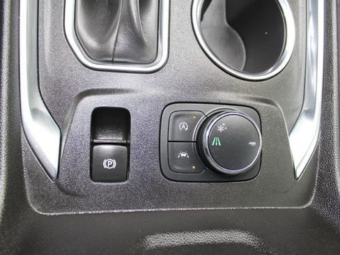 Used 2023 Chevrolet Traverse LT image 32