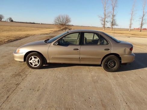 Used 2001 Chevrolet Cavalier Sedan image 2