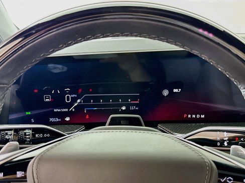 Used 2025 Cadillac Escalade ESV V AWD/4WD image 17